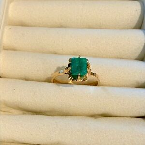 Elegant Gold and Green Stone Ring